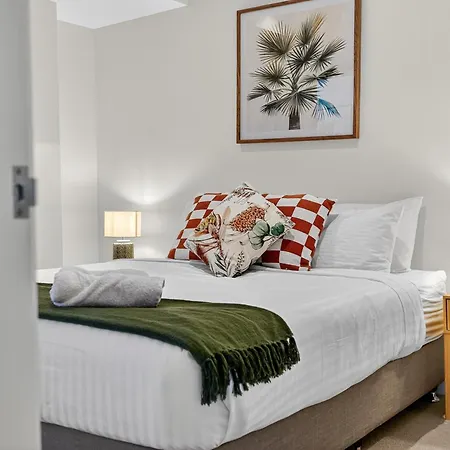 Oasis Retreat On Level 71 In Skytower Apartment