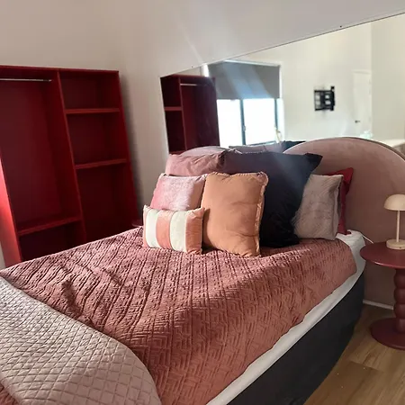 Aurora & Court Yard Private Pet Friendly Free Parking