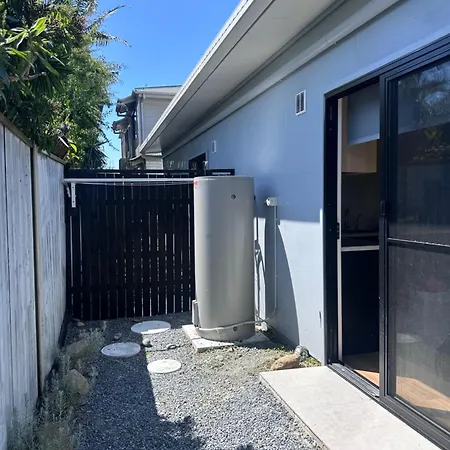 Aurora & Court Yard Private Pet Friendly Free Parking Guest house
