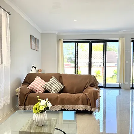 Private Ground-floor Retreat With 2 Ensuite Holiday home Brisbane