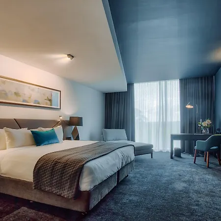 Eatons Hill 4*