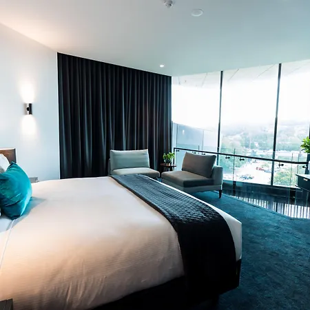 Eatons Hill 4*