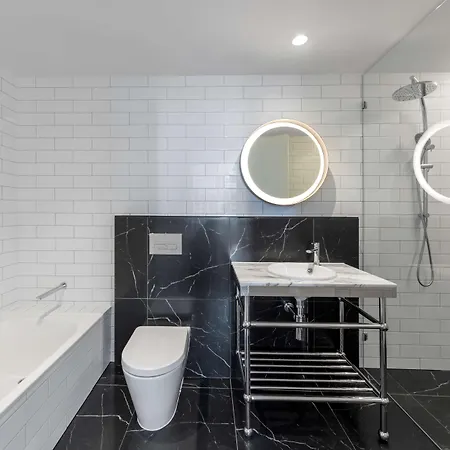 Adina Aparthotel 4*
