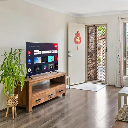 Holiday home 3br Townhouse Stylish Living In Sunnybank Hills *