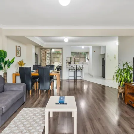 3br Townhouse Stylish Living In Sunnybank Hills *
