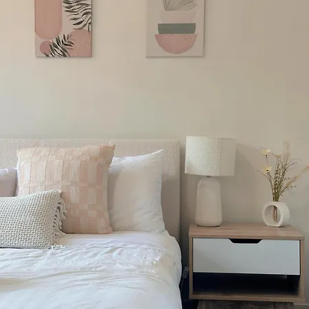 Modern 2br Retreat - 5min To Cbd & Free Parking Apartment