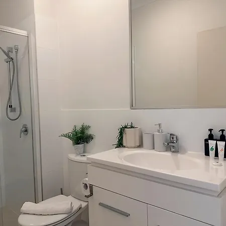 Modern 2br Retreat - 5min To Cbd & Free Parking