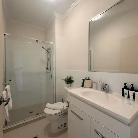Modern 2br Retreat - 5min To Cbd & Free Parking Apartment *