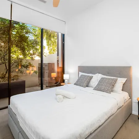 Chic West End Steps To Cafes & River Apartment *