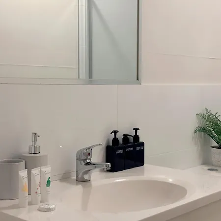 Modern 2br Retreat - 5min To Cbd & Free Parking Apartment *