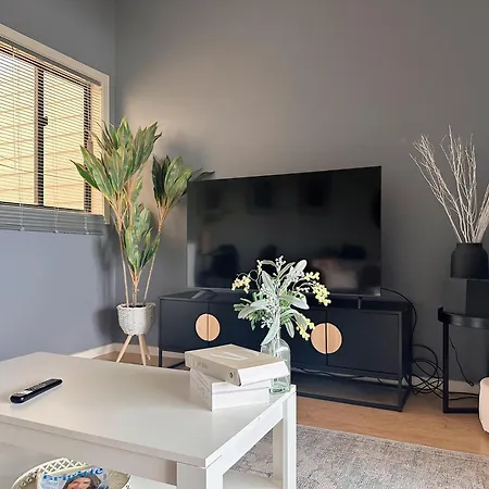 Modern 2br Retreat - 5min To Cbd & Free Parking Apartment