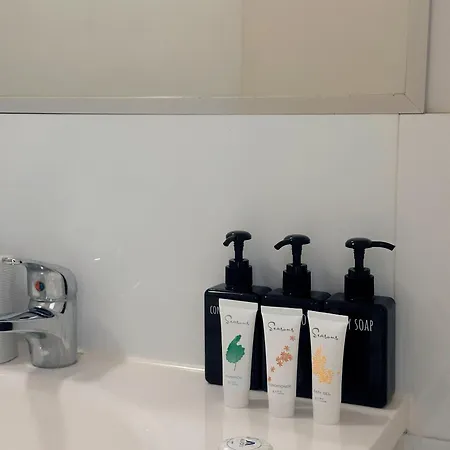 Modern 2br Retreat - 5min To Cbd & Free Parking Apartment Brisbane