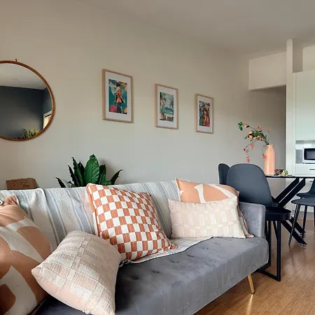 Modern 2br Retreat - 5min To Cbd & Free Parking Apartment