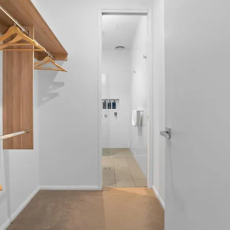 Apartment Chic West End Steps To Cafes & River *