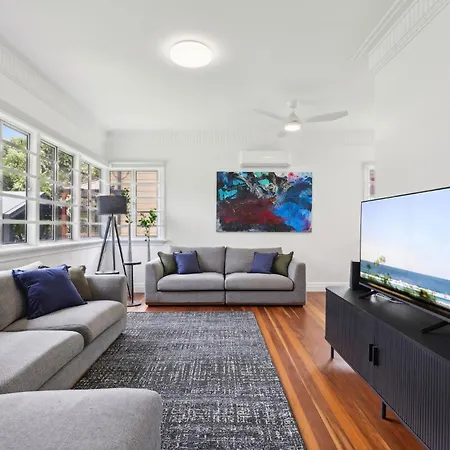 Holiday home Spacious 3-bed In Morningside With Backyard *