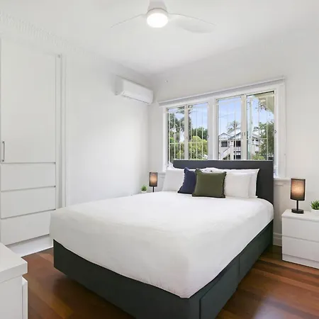 Spacious 3-bed In Morningside With Backyard Holiday home