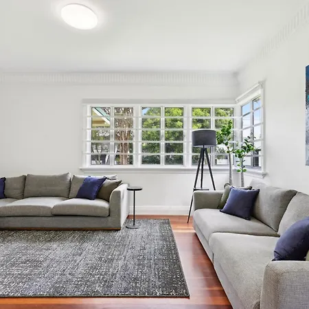 Spacious 3-bed In Morningside With Backyard Holiday home *