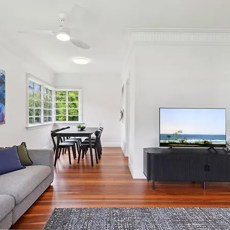 Spacious 3-bed In Morningside With Backyard Holiday home