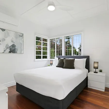 Holiday home Spacious 3-bed In Morningside With Backyard *