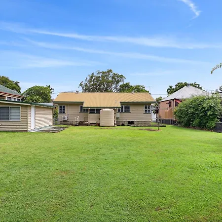 Holiday home Spacious 3-bed In Morningside With Backyard *