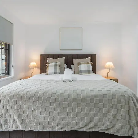 Spacious Dual Main House Separate *