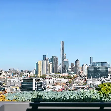 Apartment Elegant Inner-city 1-bed With Rooftop Dining