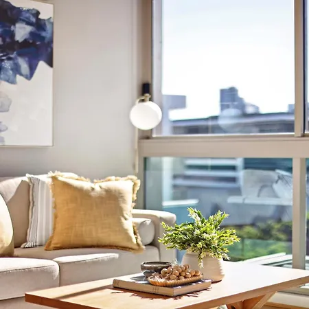 Elegant Inner-city 1-bed With Rooftop Dining *
