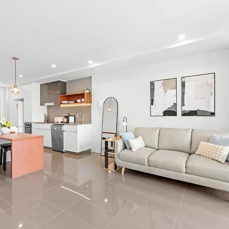 Stylish West End With Rooftop Pool & Bbq Apartment