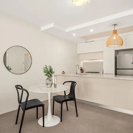 Chic West End With Gym & Pool Access