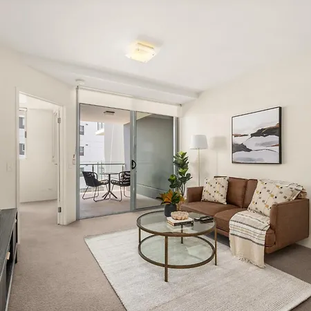 Chic West End With Gym & Pool Access *