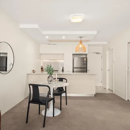Chic West End With Gym & Pool Access Apartment *