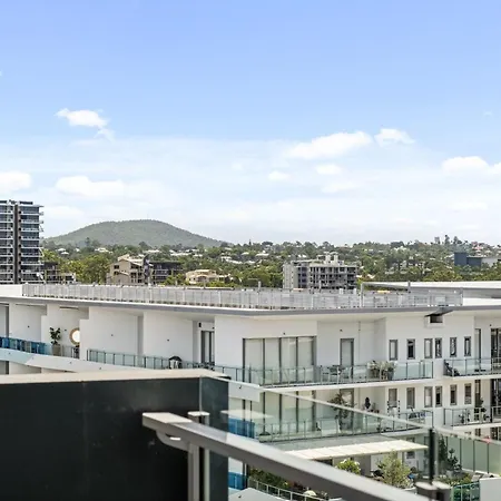 Chic West End With Gym & Pool Access *