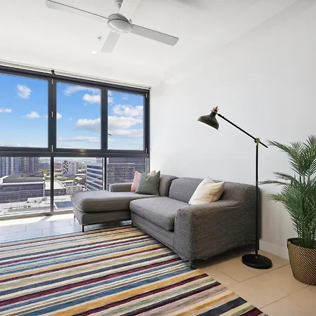 Contemporary 1-bed With Pool Near River Apartment