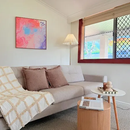 Wynnum Waves Retreat-3 Bedroom Coastal Escape Villa *