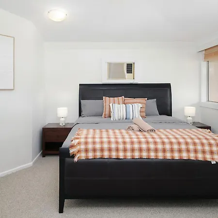 Wynnum Waves Retreat-3 Bedroom Coastal Escape