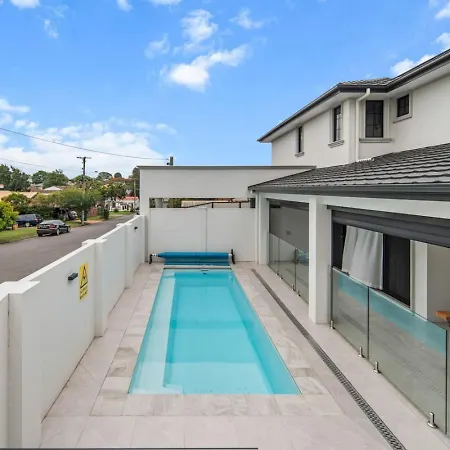 Holiday home Comfortable 5br In Prime Sunnybank With Pool