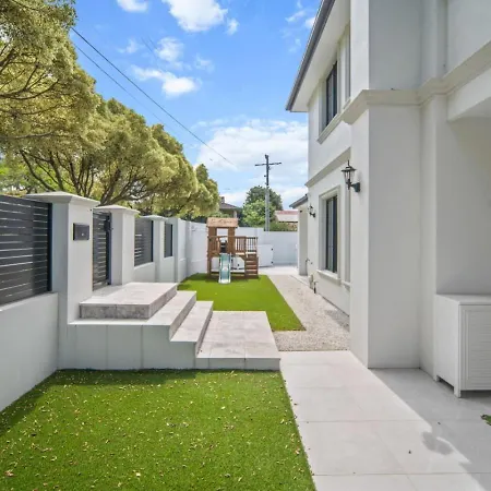 Holiday home Comfortable 5br In Prime Sunnybank With Pool