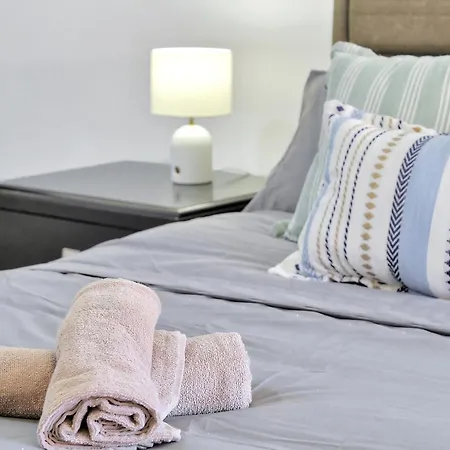 Wynnum Waves Retreat-3 Bedroom Coastal Escape Villa *