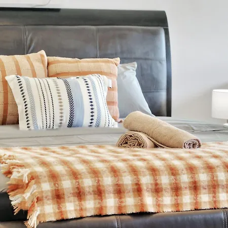 Villa Wynnum Waves Retreat-3 Bedroom Coastal Escape *
