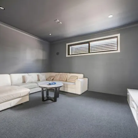 Holiday home Comfortable 5br In Prime Sunnybank With Pool