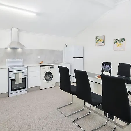 Villa Wynnum Waves Retreat-3 Bedroom Coastal Escape *