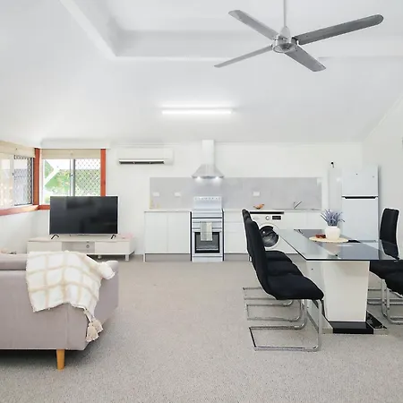 Wynnum Waves Retreat-3 Bedroom Coastal Escape Villa