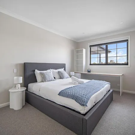 Holiday home Comfortable 5br In Prime Sunnybank With Pool *