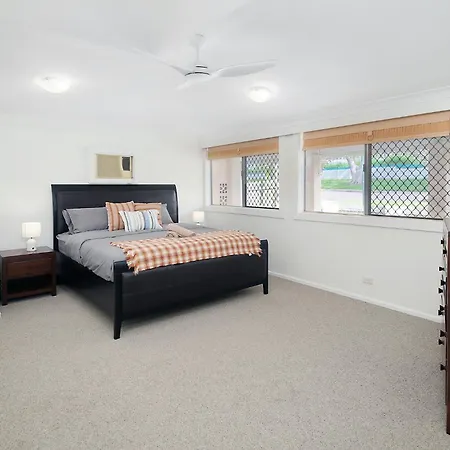 Wynnum Waves Retreat-3 Bedroom Coastal Escape Villa