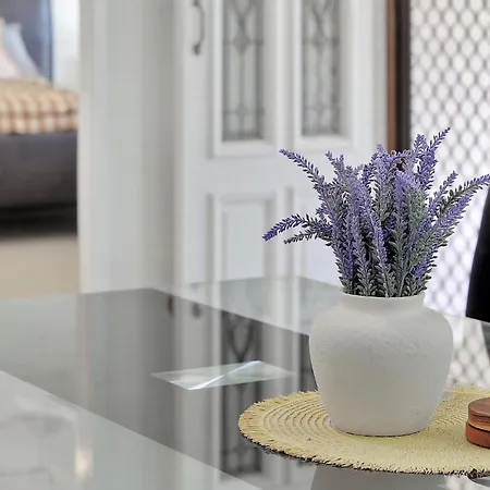 Villa Wynnum Waves Retreat-3 Bedroom Coastal Escape