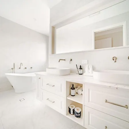 Holiday home Comfortable 5br In Prime Sunnybank With Pool