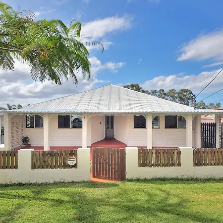 Wynnum Waves Retreat-3 Bedroom Coastal Escape * Brisbane