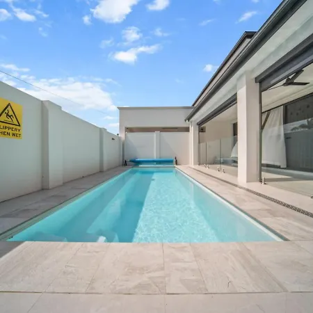 Holiday home Comfortable 5br In Prime Sunnybank With Pool *
