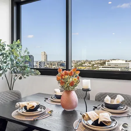 Modern 2br - Views & Pool & Free Parking
