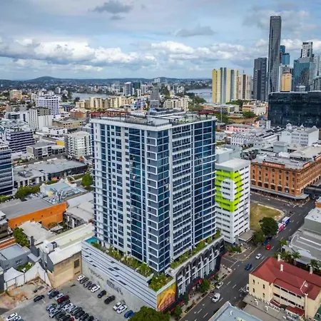 Modern 2br - Views & Pool & Free Parking Apartment *
